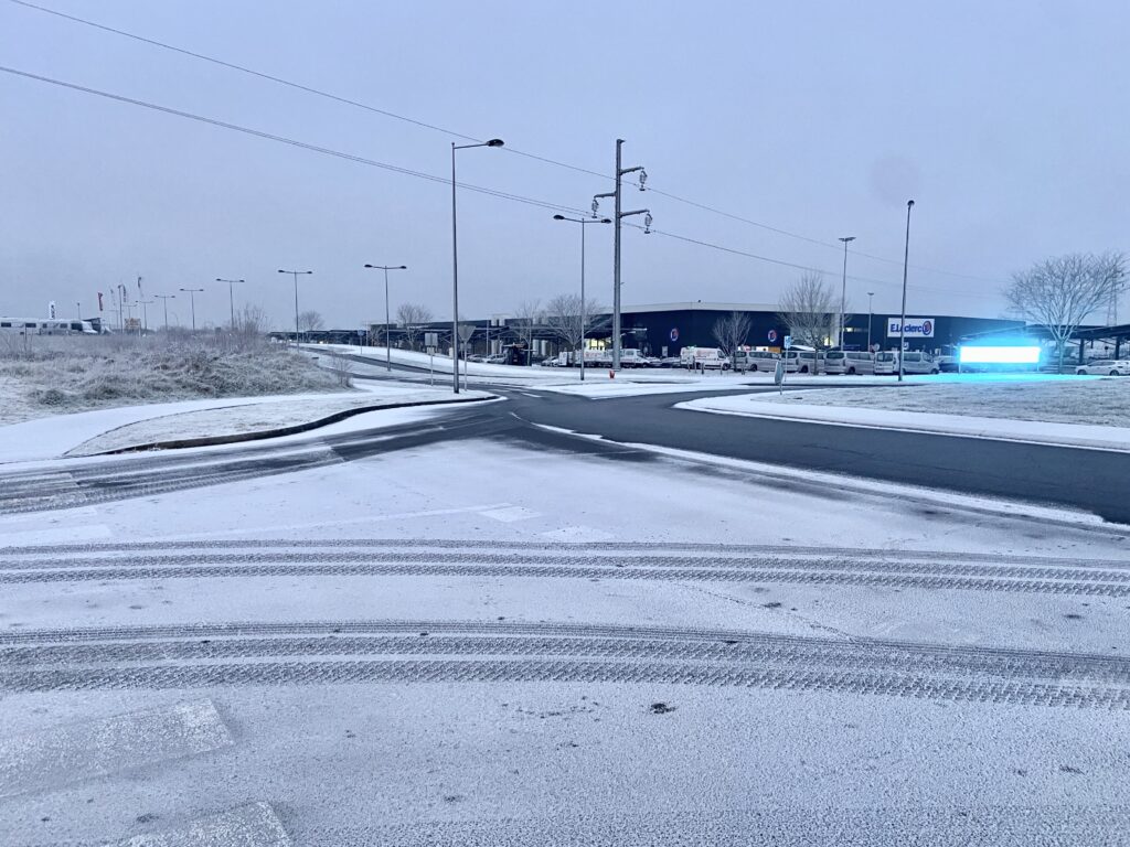 Neige industrielle dans la partie Sud de l'agglomération de Châteauroux (Indre), ce 20 janvier 2025 (copyright : Florentin Cayrouse / Association Météo Centre - Val de Loire).