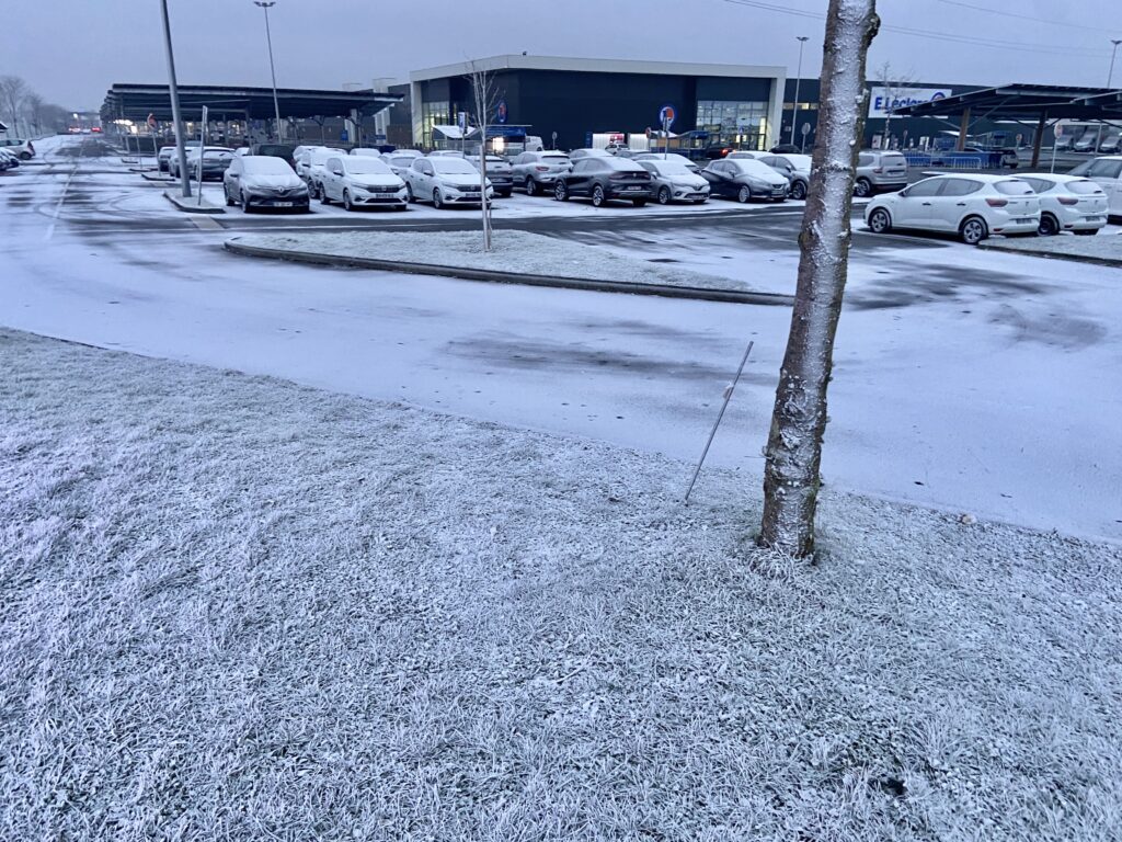 Neige industrielle dans la partie Sud de l'agglomération de Châteauroux (Indre), ce 20 janvier 2025 (copyright : Florentin Cayrouse / Association Météo Centre - Val de Loire).