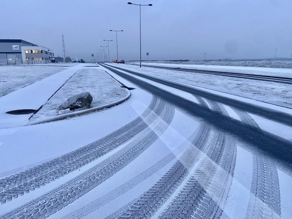 Neige industrielle dans la partie Sud de l'agglomération de Châteauroux (Indre), ce 20 janvier 2025 (copyright : Florentin Cayrouse / Association Météo Centre - Val de Loire).