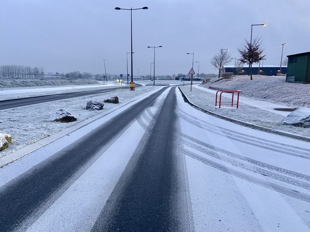 Neige industrielle dans la partie Sud de l'agglomération de Châteauroux (Indre), ce 20 janvier 2025 (copyright : Florentin Cayrouse / Association Météo Centre - Val de Loire).