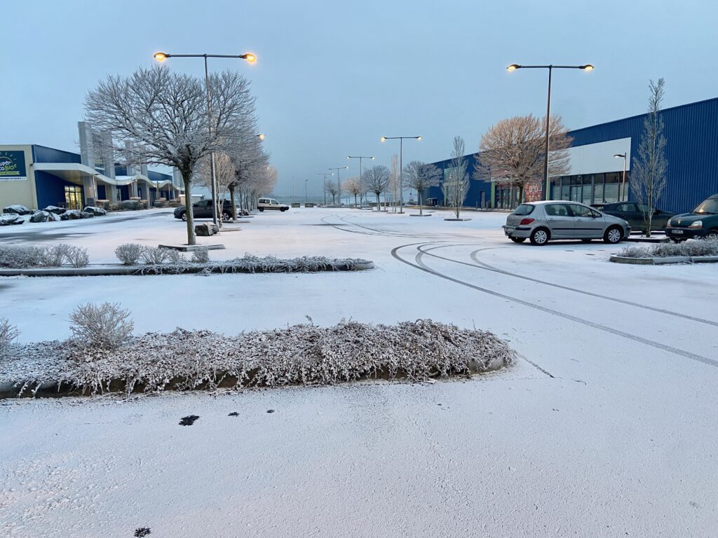 Neige industrielle dans la partie Sud de l'agglomération de Châteauroux (Indre), ce 20 janvier 2025 (copyright : Florentin Cayrouse / Association Météo Centre - Val de Loire).