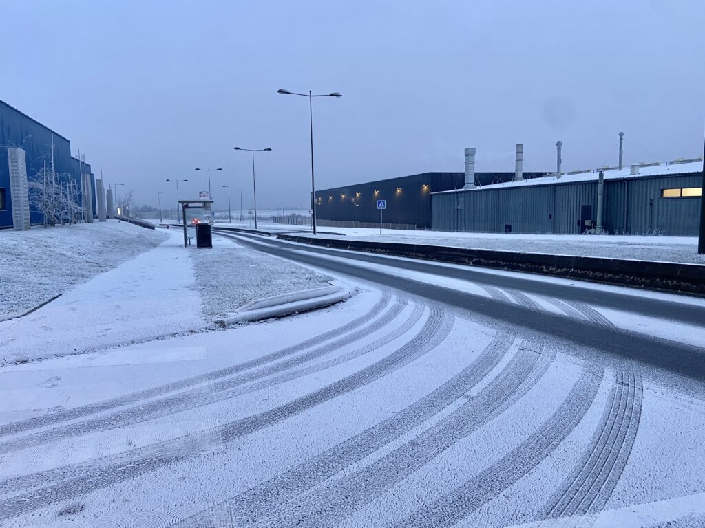 Neige industrielle dans la partie Sud de l'agglomération de Châteauroux (Indre), ce 20 janvier 2025 (copyright : Florentin Cayrouse / Association Météo Centre - Val de Loire).