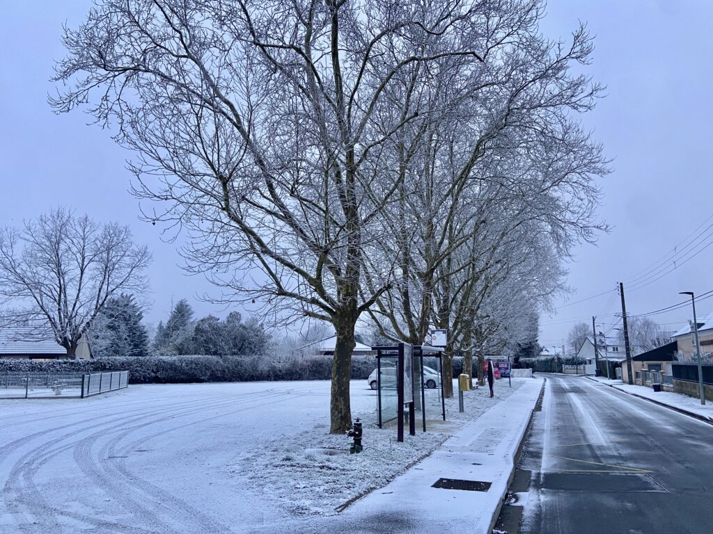 Neige industrielle dans la partie Sud de l'agglomération de Châteauroux (Indre), ce 20 janvier 2025 (copyright : Florentin Cayrouse / Association Météo Centre - Val de Loire).