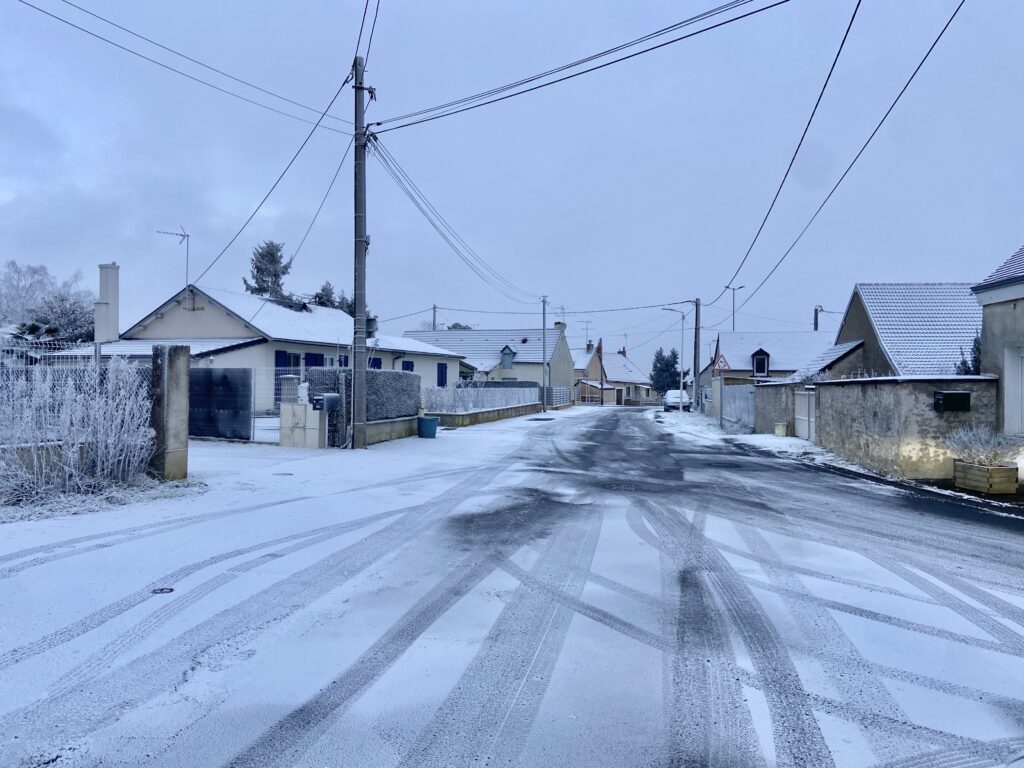 Neige industrielle dans la partie Sud de l'agglomération de Châteauroux (Indre), ce 20 janvier 2025 (copyright : Florentin Cayrouse / Association Météo Centre - Val de Loire).