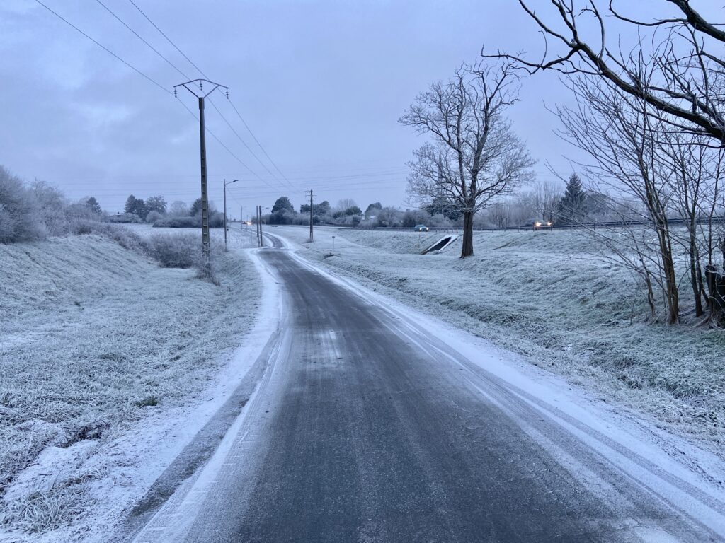 Neige industrielle dans la partie Sud de l'agglomération de Châteauroux (Indre), ce 20 janvier 2025 (copyright : Florentin Cayrouse / Association Météo Centre - Val de Loire).