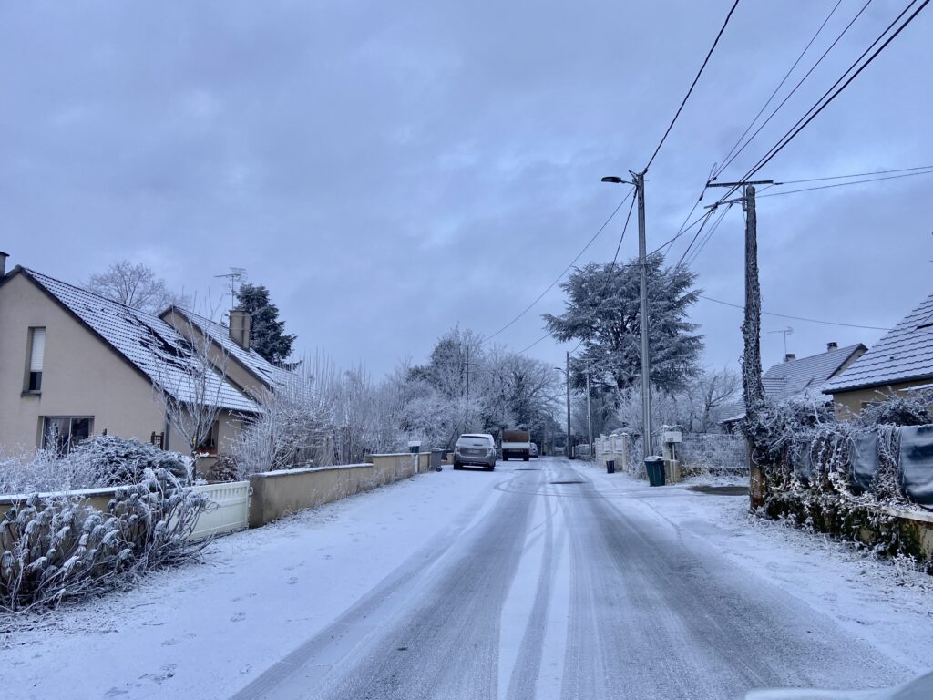 Neige industrielle dans la partie Sud de l'agglomération de Châteauroux (Indre), ce 20 janvier 2025 (copyright : Florentin Cayrouse / Association Météo Centre - Val de Loire).