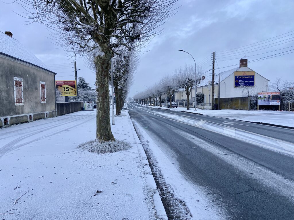 Neige industrielle dans la partie Sud de l'agglomération de Châteauroux (Indre), ce 20 janvier 2025 (copyright : Florentin Cayrouse / Association Météo Centre - Val de Loire).