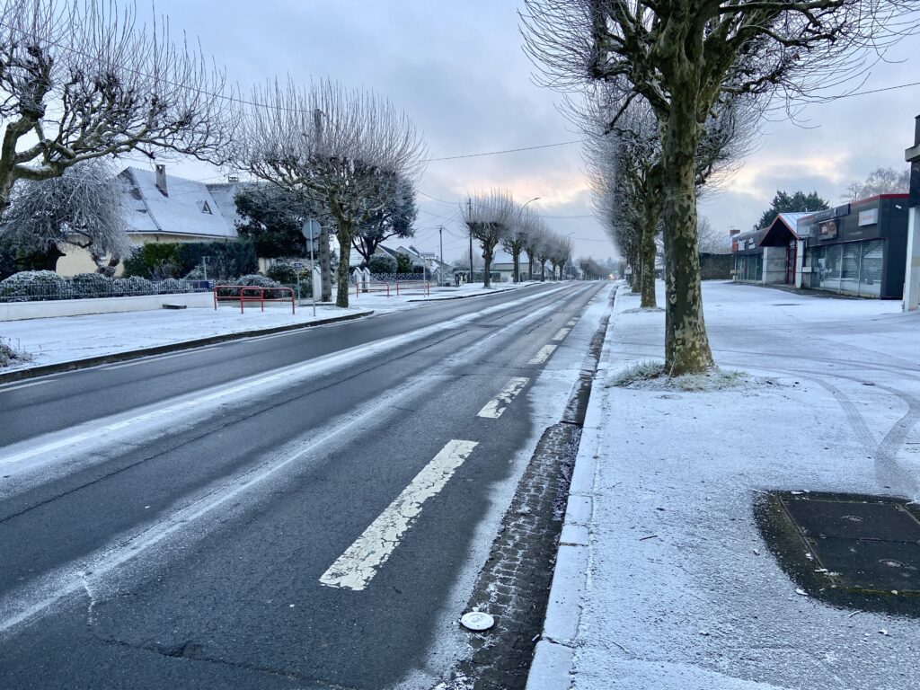 Neige industrielle dans la partie Sud de l'agglomération de Châteauroux (Indre), ce 20 janvier 2025 (copyright : Florentin Cayrouse / Association Météo Centre - Val de Loire).